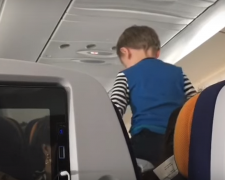 “Полет към ада“: Дете побърка пасажерите на 8-часов полет ВИДЕО