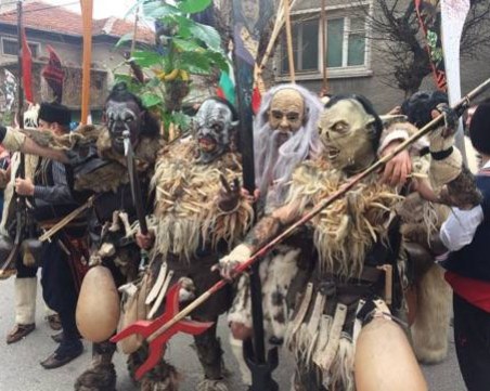 Шейхове и чудовища огласиха Първенец, чуха се чак в Пловдив СНИМКИ