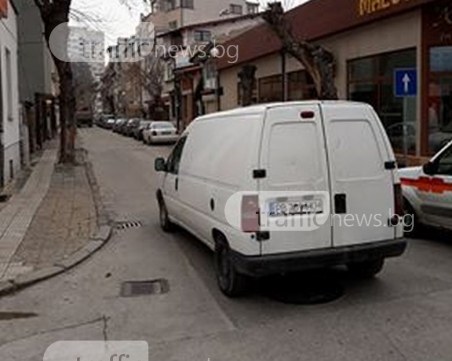 Шофьор завзе цяла улица, пловдивчанин налази две места за инвалиди в Пазарджик СНИМКИ