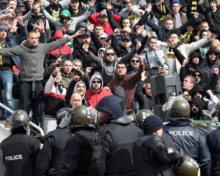 След мелето с полицаи: Трима бултраси са в болница, хвърляли пиратки и грубо нарушавали реда
