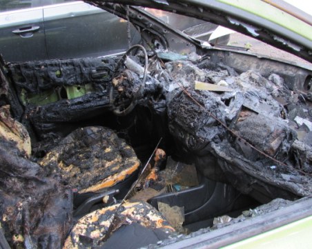 Трагедия: Мъж изгоря в колата си на черен път