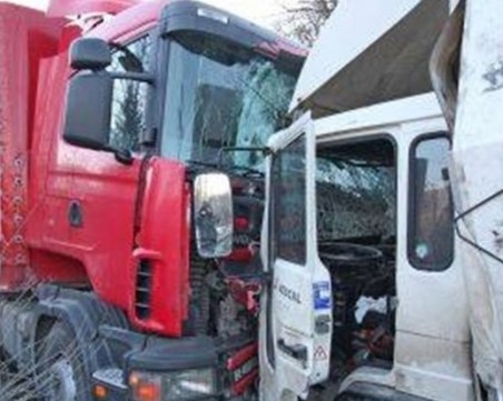 Три турски тира се удариха на магистралата