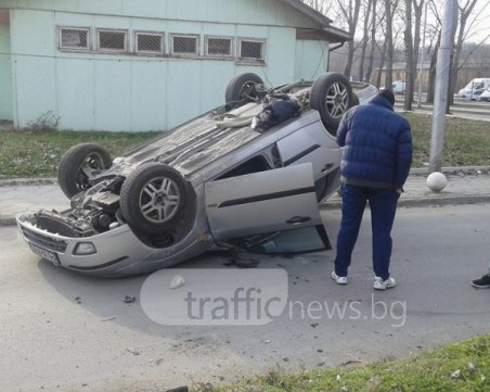 Зрелищно: Младеж се преобърна по таван на бариерата на Хирургиите в Пловдив СНИМКИ
