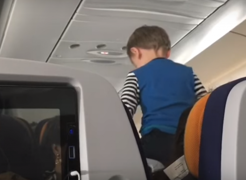 “Полет към ада“: Дете побърка пасажерите на 8-часов полет ВИДЕО