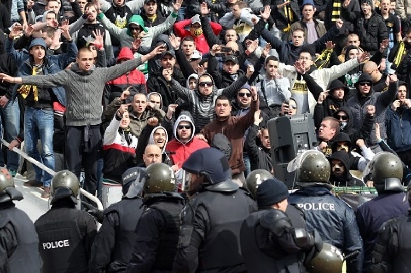 След мелето с полицаи: Трима бултраси са в болница, хвърляли пиратки и грубо нарушавали реда