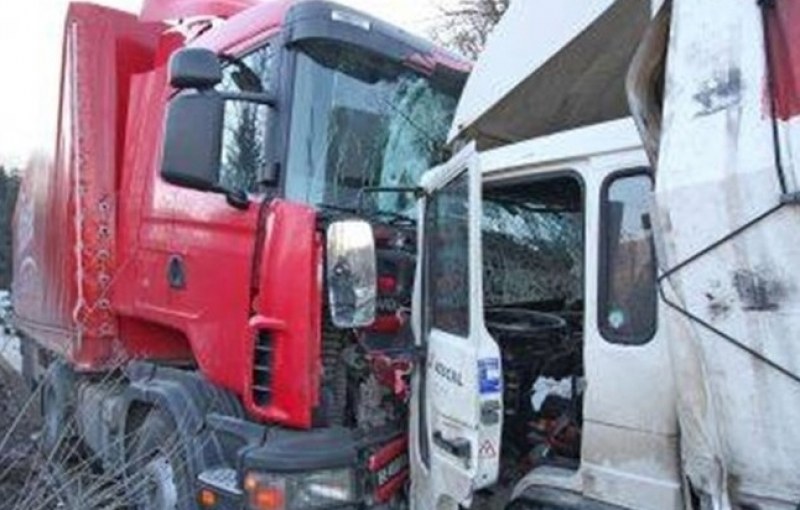 Три турски тира се удариха на магистралата