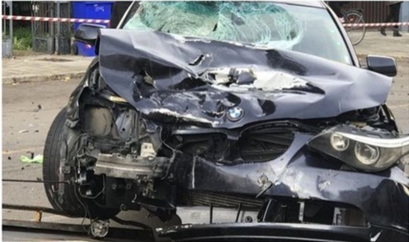 19-годишен младеж катастрофира с БМВ, загина майка му
