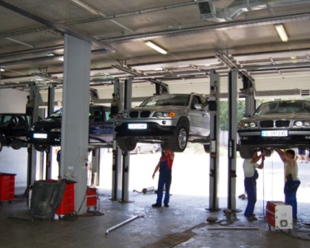 Край на гаражните автоработилници! Ремонтирате колата само в лицензиран сервиз