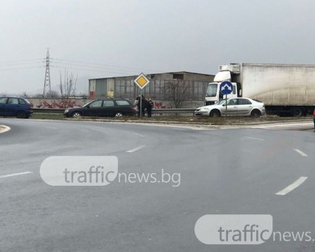 Лек дъждец и... още една катастрофа в Пловдив! Кола и камион се удариха СНИМКИ