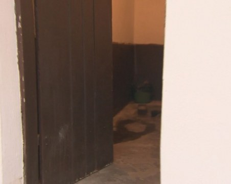 Мизерия в 21 век: Външна тоалетна в българско училище