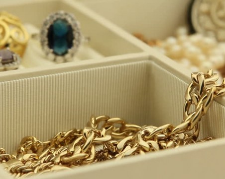 Обири за 26 бона в Пловдив! Апаши тарашат злато от апартаменти в центъра