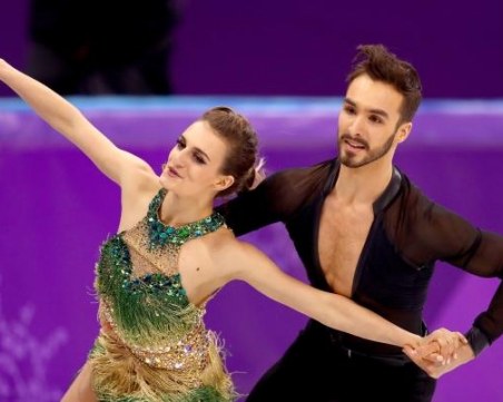 Презрамката на френска фигуристка я предаде - свлече се пред милиони зрители ВИДЕО