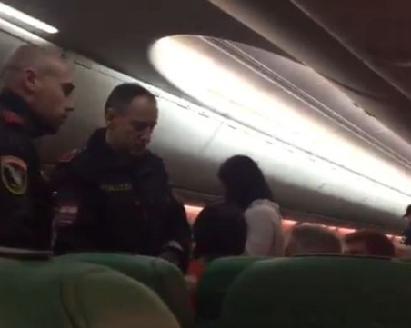 Самолет кацна аварийно във Виена, пътник не спрял да изпуска газове