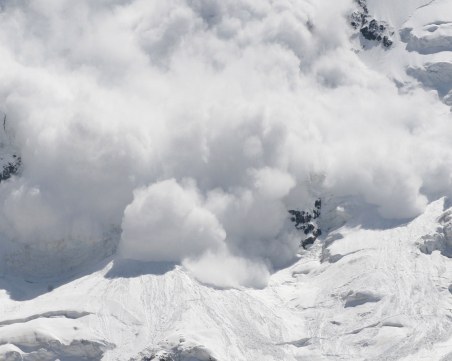 Серия от инциденти с лавини в Алпите, загинаха баща и дъщеря