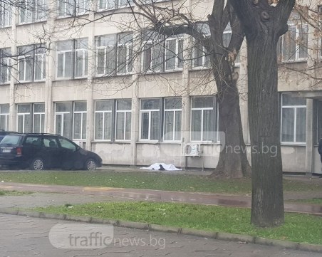 Труп на мъж лежи на тротоара в центъра на Пловдив СНИМКИ