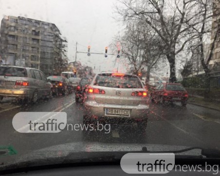 Учебна кола и такси предизвикаха зверска тапа на Сточна гара СНИМКИ