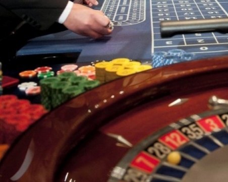 Въоръжени и маскирани обраха казино, насочили пистолет срещу крупието