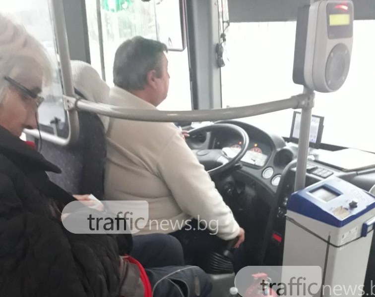 Пловдивска кондукторка таксува пътниците, крещейки и... без да става от седалката СНИМКИ