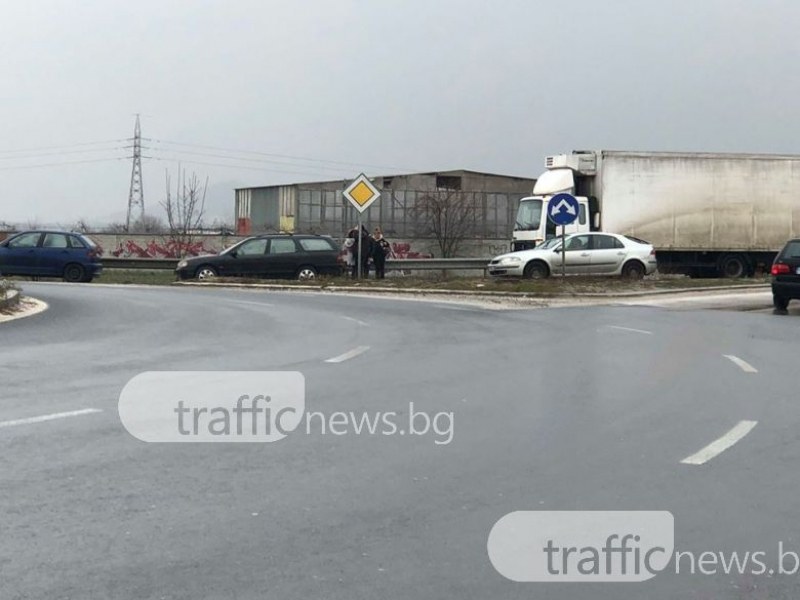 Лек дъждец и... още една катастрофа в Пловдив! Кола и камион се удариха СНИМКИ