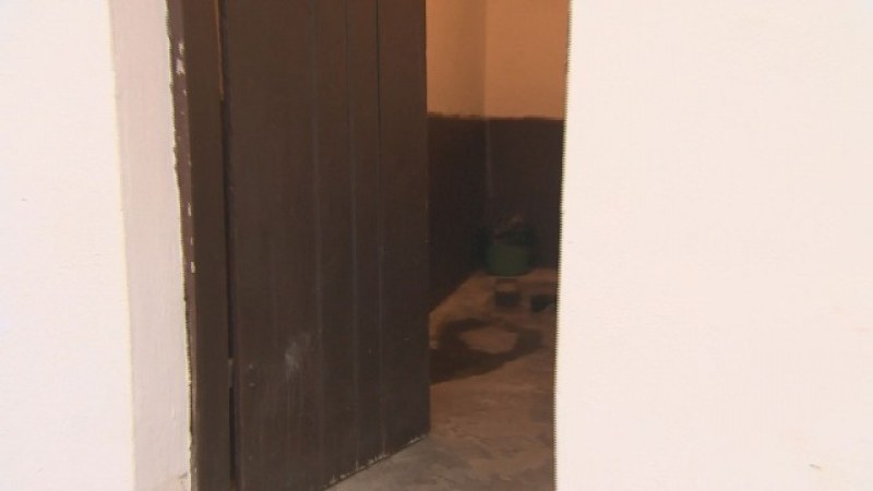 Мизерия в 21 век: Външна тоалетна в българско училище