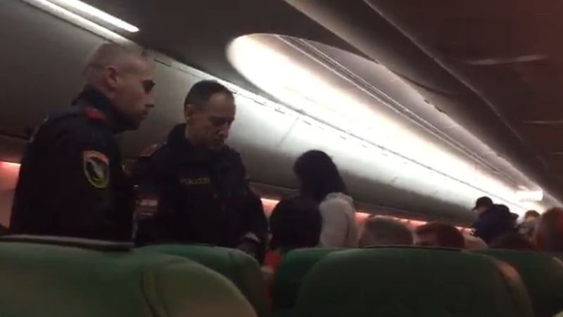Самолет кацна аварийно във Виена, пътник не спрял да изпуска газове