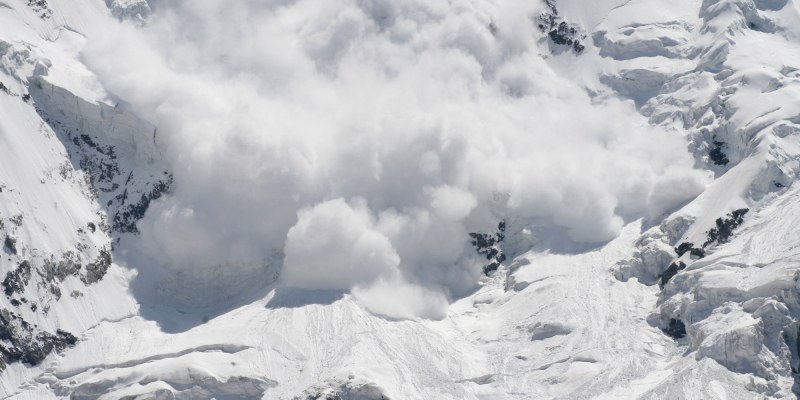 Серия от инциденти с лавини в Алпите, загинаха баща и дъщеря