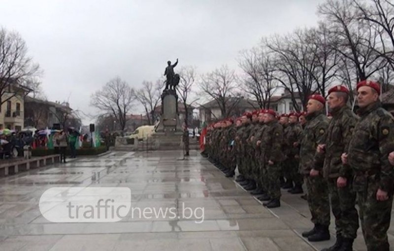 Стотици карловци почетоха паметта на Васил Левски ВИДЕО+СНИМКИ