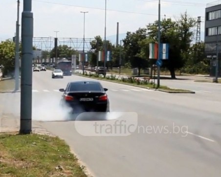 Автоджамбази задигнаха кола за 90 бона, спретнаха си и гонка с полицаите