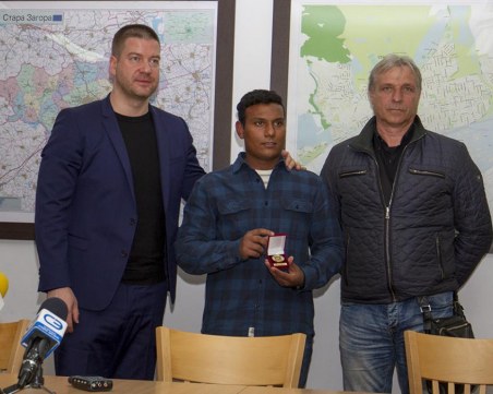 Бизнесмен ще помага на момчето, което върна чанта с пари