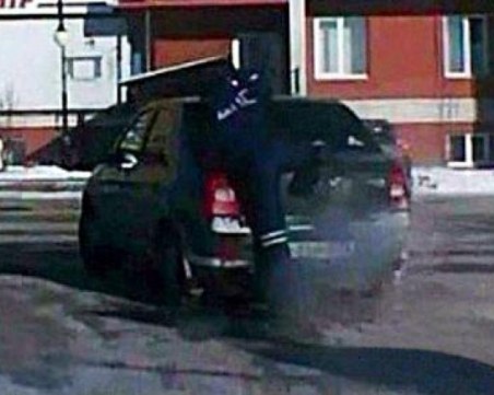 Какъв катаджия! Метна се на багажника на колата на беглец и влезе през стъклото ВИДЕО