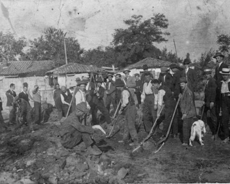 Преди век всички мъже и жени са работели по 10 дни в полза на общината