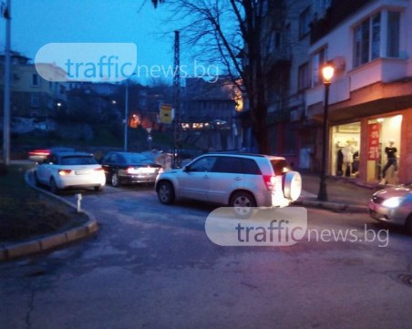 Луксозни коли запушиха цяла улица - чакат някой да напазарува СНИМКИ