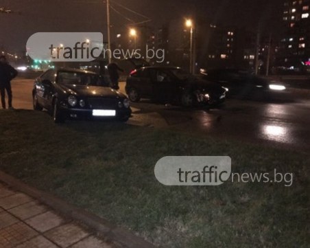 Мерцедес и Форд Фокус се блъснаха на кръгово в Тракия СНИМКИ