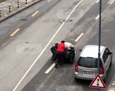 Това нормално ли е? Ром завзе централна улица в Пловдив, за да си бута катуна СНИМКИ