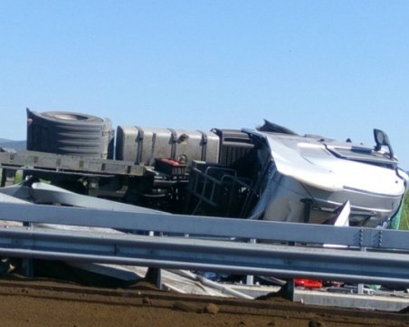 Внимание! Аварирал тир запуши магистрала Тракия, чакат тежка техника