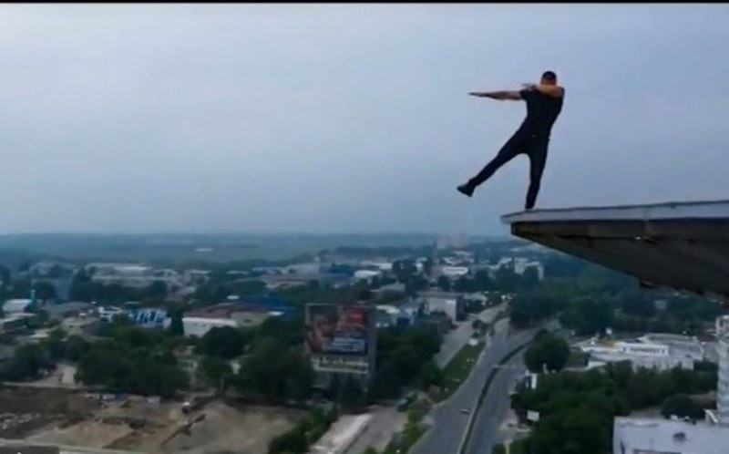 Българин напусна работа заради... селфита на прага на смъртта