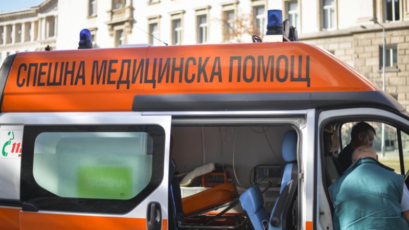 Кола изпревари на червено и блъсна момиче! То е в болница