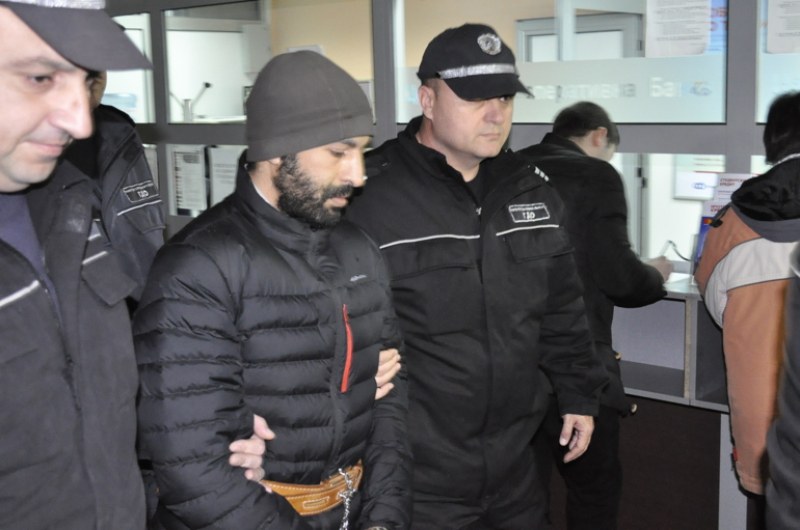 Обвиненият за връзки с ИДИЛ мароканец на съд в Пловдив, обжалва задържането си