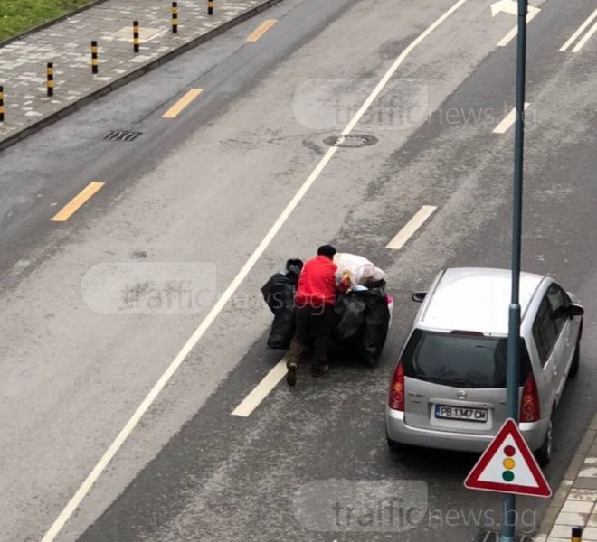 Това нормално ли е? Ром завзе централна улица в Пловдив, за да си бута катуна СНИМКИ