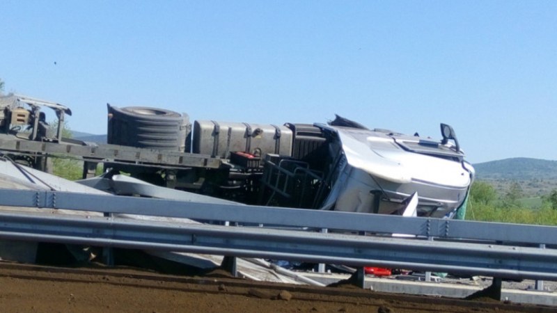 Внимание! Аварирал тир запуши магистрала Тракия, чакат тежка техника