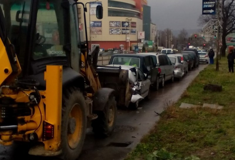 29-годишен мъж е виновен за зрелищната катастрофа с багер и седем коли