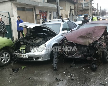 18-годишен смачка до неузнаваемост три коли!  СНИМКИ