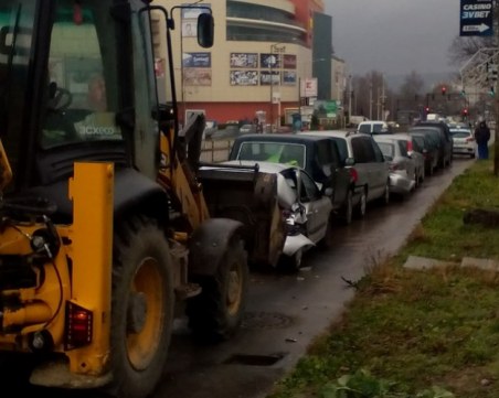 29-годишен мъж е виновен за зрелищната катастрофа с багер и седем коли