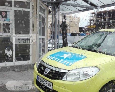 Абсолютна наглост! Такси се метна на спирката на Централна гара СНИМКИ