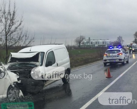 Две от колите между Труд и Графа са се ударили челно! Сблъсъкът е бил страшен! ВИДЕО+СНИМКИ