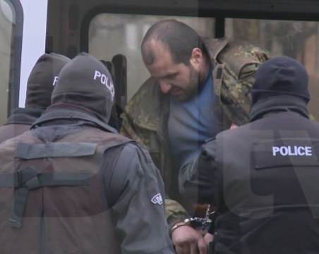 Командосът, стрелял по полицаи, може да е минирал двора си