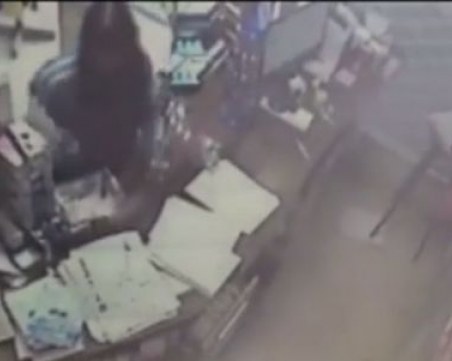 Наглост! Жена открадна кутия с дарения за болно дете