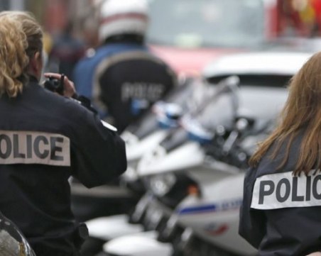 Нашенец заби нож в италианска полицайка, спаси я телефонът й