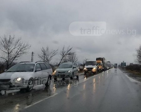 Огромни тапи на пътя Пловдив – Пазарджик и Околовръстното заради инцидента на АМ 