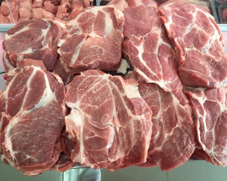 Откриха незаконна кланица, иззето е 1237 кг месо